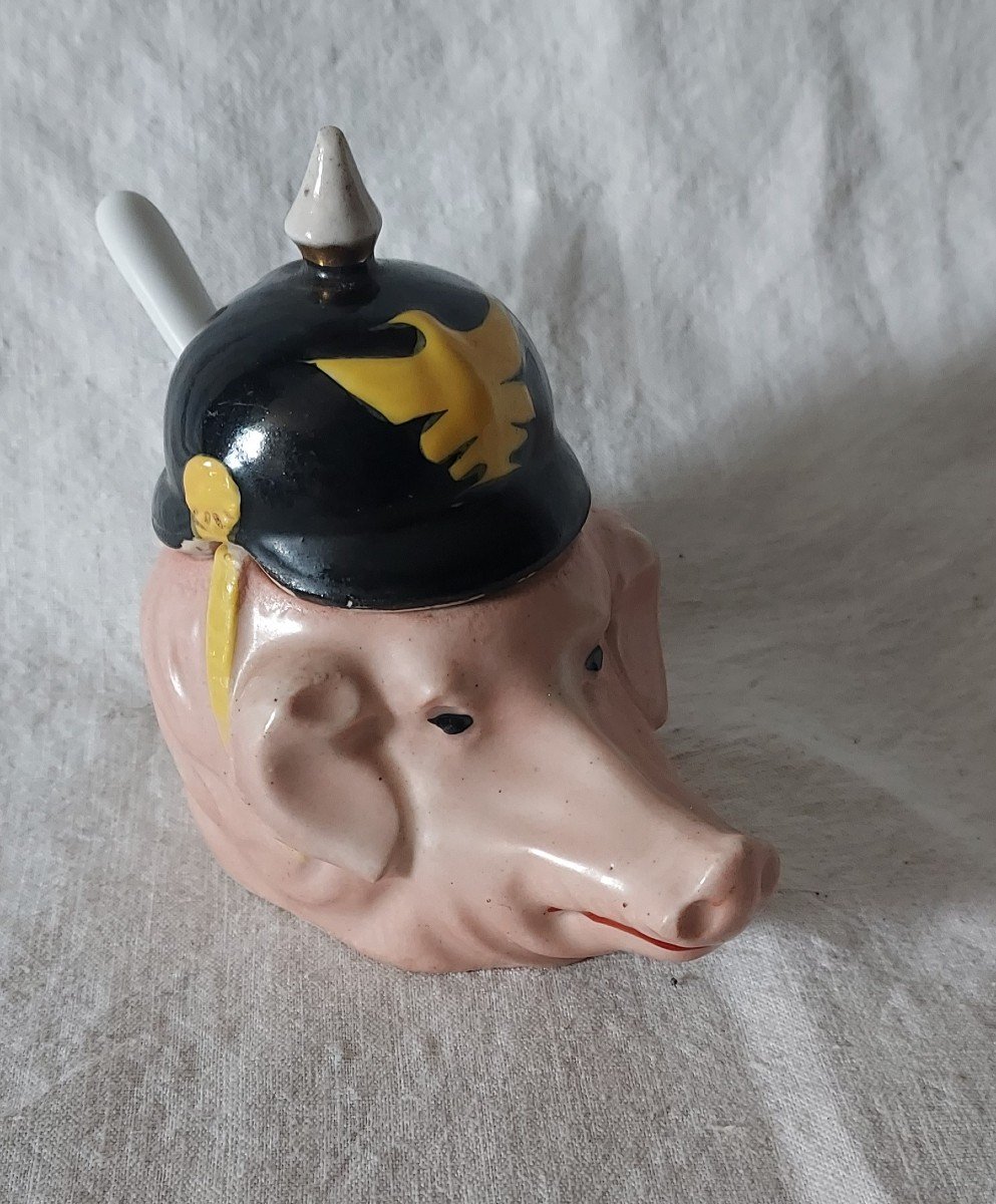 Moutardier Cochon Humanisé En Porcelaine Avec Casque à Pointe Allemand Prussien